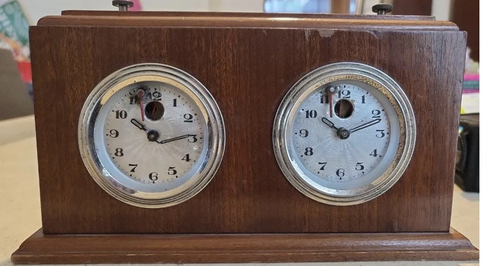Ancora Argentina Mid-to-late 20th century Labeled as Ancora. Little is known about this clock, but it might be the thinnest of the Argentinian chess clocks ever made.