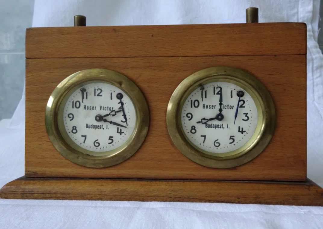 Hoser Victor Jr.-marked chess clock in a wooden case.