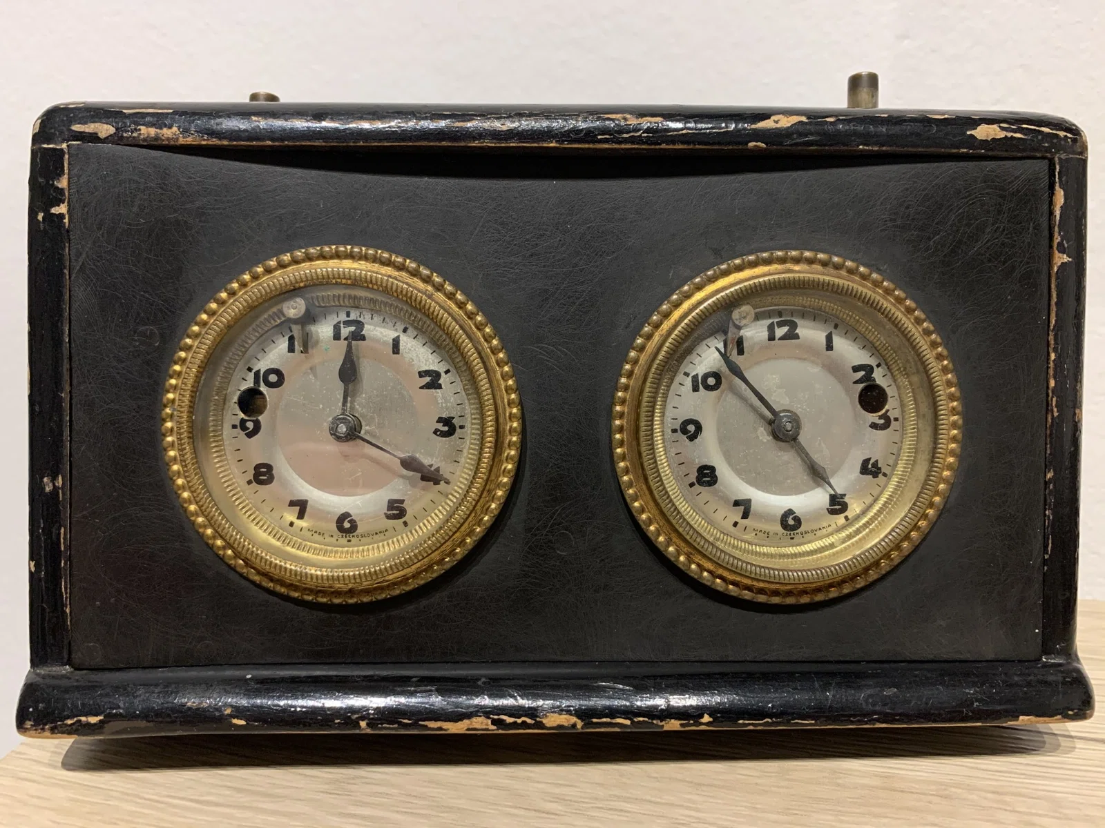 Kienzle chess clock in a dark wooden case.