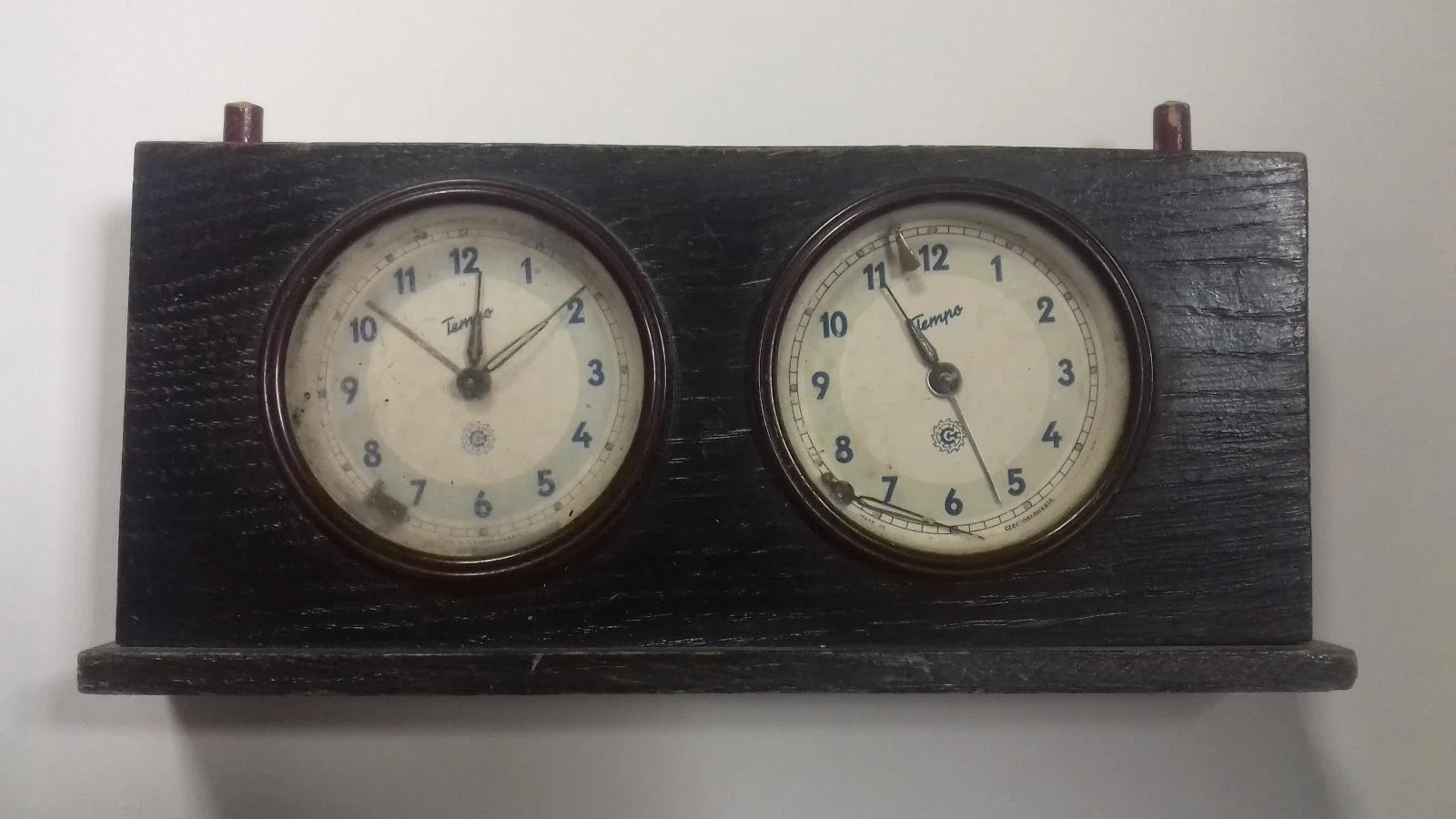 Tempo Chronotechna clock in a wooden case.