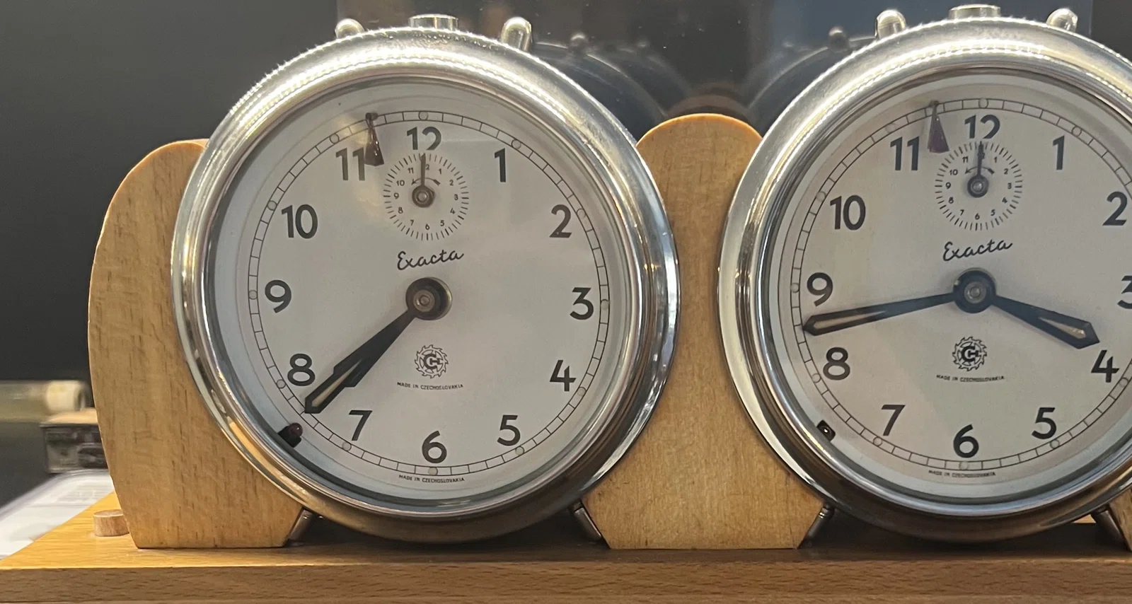 A second Exacta-family clock, with Exacta-marked dials.