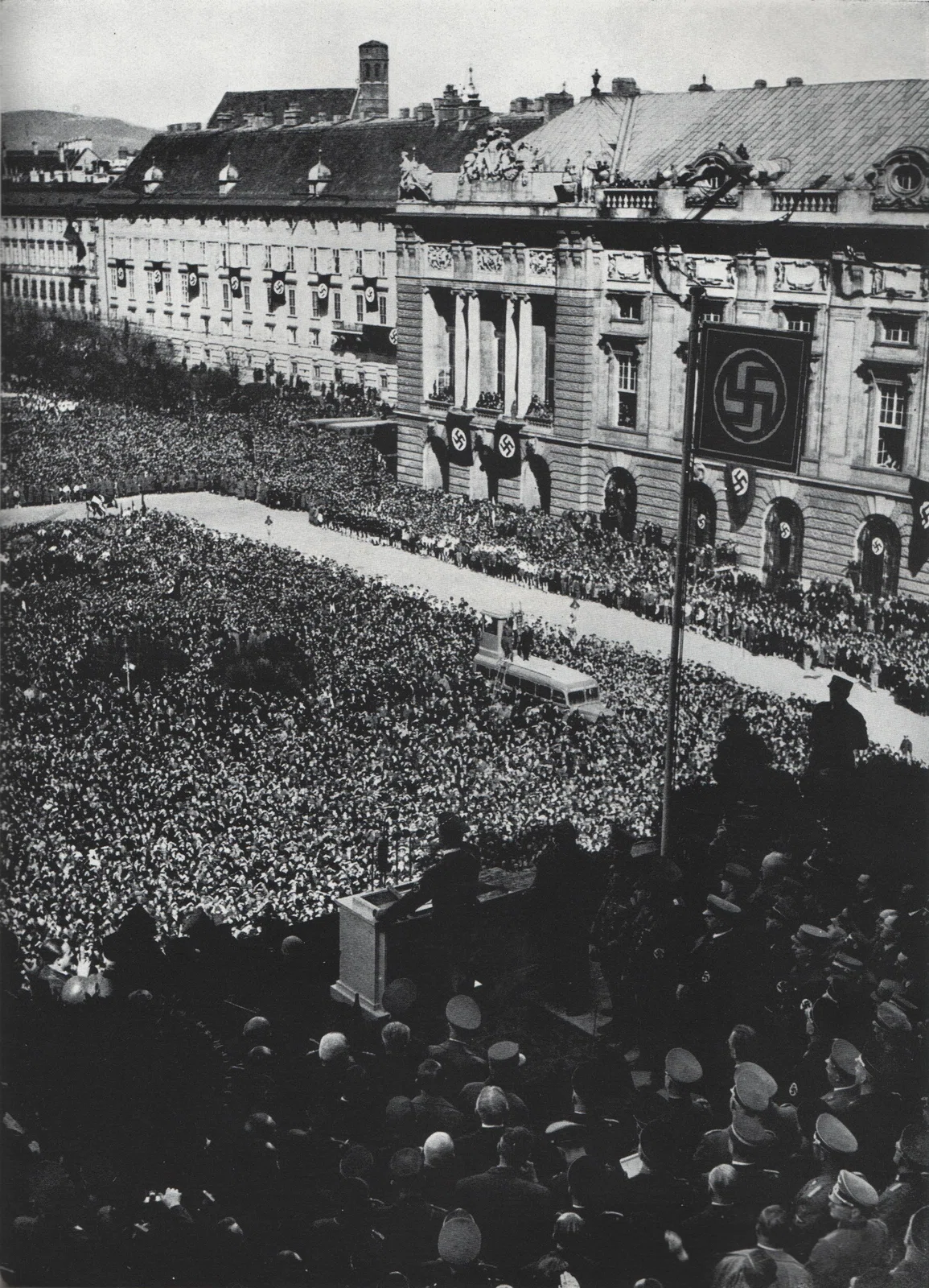 Hundreds of thousands on Heldenplatz in Vienna on March 15, 1938