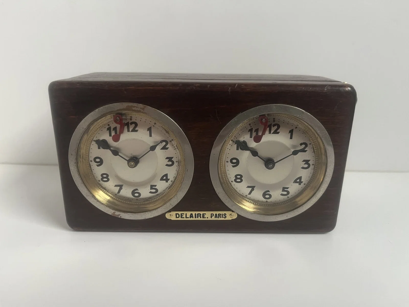 Delaire, Paris chess clock in a rounded wooden case.